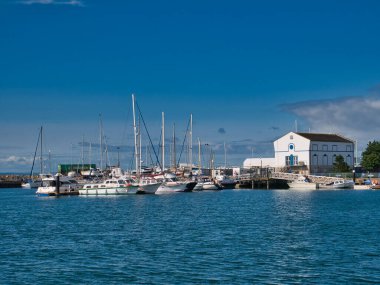 Belfast Lough 'un kuzey kıyısındaki Antrim County, İngiltere' deki Carrickfergus Marina 'da tekneler. Yazın güneşli bir günde çekilmiş..