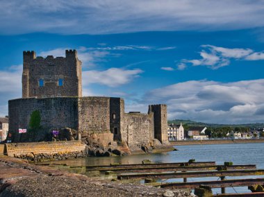 Carrickfergus Şatosu - Kuzey İrlanda 'da bir Norman şatosu, Antrim ilçesinin Carrickfergus kasabasında, Belfast Lough' un kuzey kıyısında..