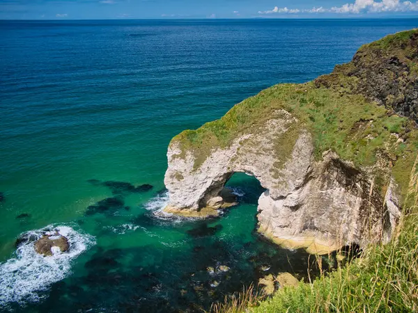 Der Natürliche Bogen Bekannt Als Wishing Arch Der Antrim Coast Stockbild
