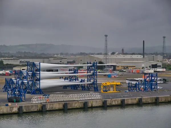 Windturbinenschaufeln Für Die Schifffahrt Hafen Von Belfast Nordirland Großbritannien Stockbild