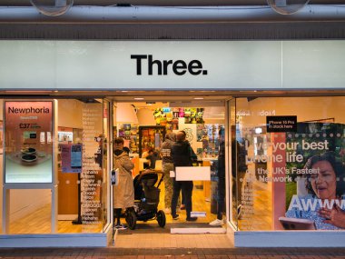 Cep telefonu ve geniş bant telekom sağlayıcısının ön cephesi..