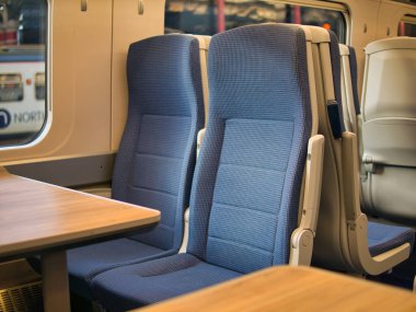 Liverpool, İngiltere - 21 Kasım 2023: İngiltere 'nin kuzeybatısındaki Liverpool' dan kalkan bir TransPennine Ekspres treninde iki yeni, temiz, boş koltuk.