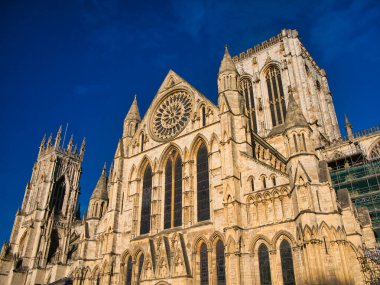 York, İngiltere - 24 Kasım 2023: Güney Transept ve İngiltere 'nin kuzeyinde York Minster' ın 72 metre yüksekliğindeki kulesi. Yuvarlak Gül Penceresinin altında gotik vitraylar var..