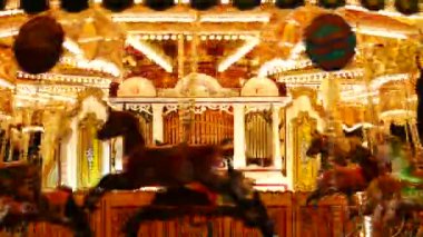 York, İngiltere - 23 Kasım 2023: Kuzey İngiltere 'deki York Noel pazarında G Warrington ve Oğulları tarafından yürütülen geleneksel atlıkarıncalı lunaparkın statik görüntüleri. Çekimin ortasında org var..