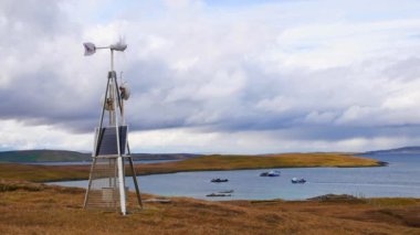 Lunna Ness, İngiltere - 5 Mayıs 2021: Lunna Ness, Shetland, İngiltere 'deki açık fundalıkta bulunan bir güneş ve rüzgar türbini mikrodalga veri aktarma istasyonu