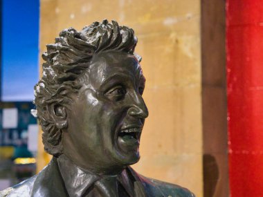 Liverpool, İngiltere - 4 Ocak 2024: Ken Dodd 'un bronz heykelinin başı ve omuzları, Tom Murphy tarafından İngiltere' nin kuzeybatısındaki Merseyside 'daki Lime Caddesi İstasyonu' nda yapıldı..