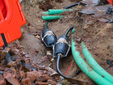 Wirral, İngiltere - 31 Aralık 2023: Resin, İngiltere 'de bir kentsel alanda yapılan kazıda elektrik kablosu konnektörlerini doldurdu. Diğer araç altyapısı görülebilir.