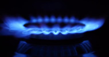 Lunna Ness, İngiltere - 5 Mayıs 2021: Lunna Ness, Shetland, İngiltere 'deki açık fundalıkta bulunan bir güneş ve rüzgar türbini mikrodalga veri aktarma istasyonu