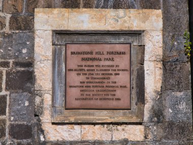 St Kitts - 25 Ocak 2024: Kare bir metal plaket Brimstone Hill Kalesi Ulusal Parkı 'nın 23 Ekim 1985 tarihinde Kraliçe Elisabeth 2..