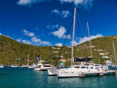 Tortola, BVI - 23 Ocak 2024: Fransız Koyu 'nun batısındaki Soper' s Hole Marina 'da demirli eğlence tekneleri. Sakin, güneşli bir günde çekildi.
