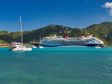Tortola, BVI - 23 Ocak 2024: Marella Voyager yolcu gemisi Cyril B. Romney Tortola Rıhtımı, Road Town, Tortola, BVI. Güneşli bir günde mavi gökyüzü ve berrak suyla çekildi..