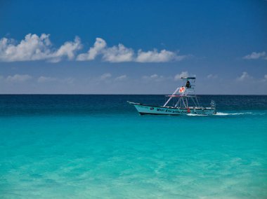 Barbados - 28 Ocak 2024: Karayip adası Barbados 'taki West Side Scuba Centre' dan bir dalış botu. Güneşli bir günde, Carlisle Körfezi, Bridgetown 'da temiz turkuaz suyla çekildi..