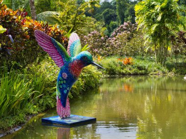 Guadeloupe - 31 Ocak 2024: Karayipler 'deki Guadeloupe adasında bir botanik bahçesi olan Petit Bourg' daki Jardin Botanique de Valombreuse 'deki Sinekkuşu heykeli.
