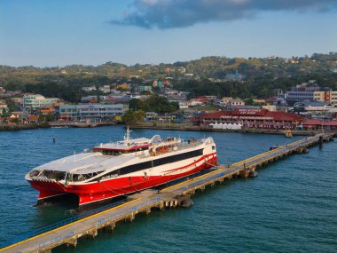 Scarborough, Tobago - 2 Şubat 2024 Trinidad, Karayipler 'deki Scarborough Limanı' na demirlemiş ada içi feribot Galleon Geçidi.