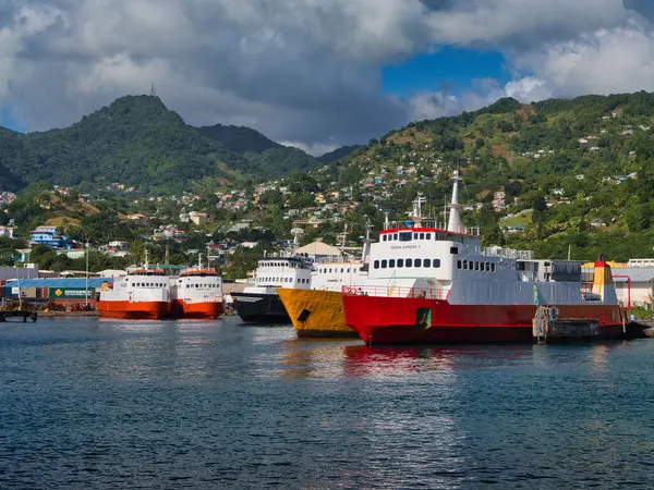 Kingstown, St Vincent - 29 Ocak 2024: Karayipler 'deki St. Vincent, Kingstown' da demirli ada feribotları.
