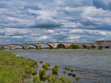 Blois, Fransa - 26 Nisan 2024: Blois, Fransa 'daki Loire Nehri üzerindeki Jacques Gabriel Köprüsü. Köprü D952 yolunu taşır ve nehir üzerindeki son kemer köprüdür..