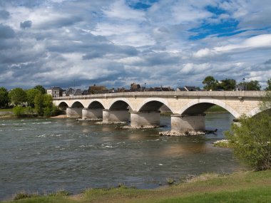 Ambois, Fransa - 27 Nisan 2024: Fransa 'nın Ambois kentinde, Loire Nehri' nin güney kıyısından nehrin ortasındaki Isle d 'Or adasına kadar D431' i taşıyan karayolu köprüsü.