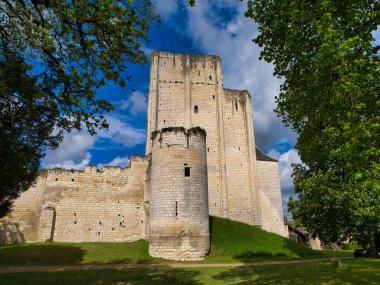 Loches, Fransa - 28 Nisan 2024: Fransa 'nın Loire bölgesindeki Royal City of Loches' daki Donjon Kalesi Binaları. Güneşli bir günde çekildi Mavi gökyüzü ve beyaz bulutlar.