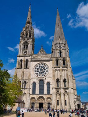 Chartres, Fransa - 9 Mayıs 2024: Fransa 'nın Centre-Val de Loire bölgesinde Chartres Katedrali. İstisnai bir koruma durumuna sahip Gotik bir katedral..