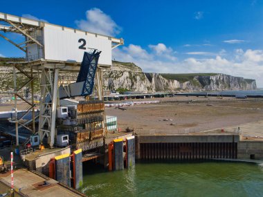 Dover, İngiltere - 21 Nisan 2024: İngiltere 'deki Dover Limanı' ndaki Berth 2 'de çift güverte ve yolcu bağlantı rampaları. Arka planda ünlü beyaz kayalıklar var. Güneşli bir günde çekildi mavi gökyüzü.