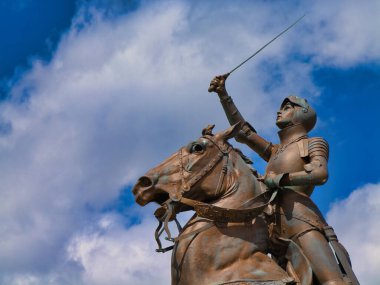 Blois, Fransa - 26 Nisan 24: Fransa 'daki Loire Nehri kıyısındaki Blois' te Jeanne d 'Arc' ın (Jeanne d 'Arc) büyük bronz heykeline yakın plan. Güneşli bir günde çekildi Mavi gökyüzü ve beyaz bulutlarla.