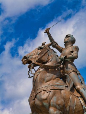Blois, Fransa - 26 Nisan 24: Fransa 'daki Loire Nehri kıyısındaki Blois' te Jeanne d 'Arc' ın (Jeanne d 'Arc) büyük bronz heykeline yakın plan. Güneşli bir günde çekildi Mavi gökyüzü ve beyaz bulutlarla.
