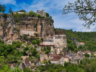 Rocamadour, Fransa - 6 Mayıs 2024: Fransa 'daki Rocamadour komünü. Dordogne Nehri 'nin bir kolunun üzerinde, tarihi bir UNESCO bölgesi ve önemli bir dini merkez ve turistik ilgi merkezi yer alıyor..