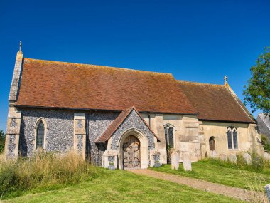 Wrabness, İngiltere - 29 Temmuz 24: Wrabness, Doğu Essex, İngiltere 'deki All Saints Kilisesi. Norman stili 12. yüzyıla dayanıyor ve çan kulesi yok. Onun yerine yerde ahşap bir kafes kullanıyor..