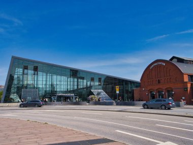 Malmö, İsveç - 27 Haziran 2024: Güney İsveç 'teki Malmö Merkez Tren İstasyonu binaları. Yazın güneşli bir günde mavi gökyüzü ile çekildi..
