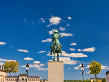 Stockholm, İsveç - 26 Haziran 2024 Stockholm, İsveç 'teki Karl XIV Johan anıtı. Yazın güneşli bir günde mavi gökyüzü ile çekildi..