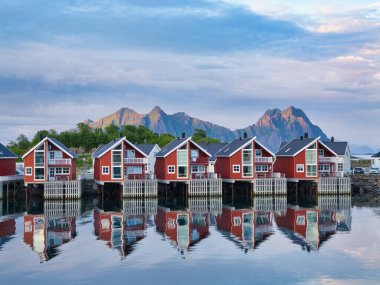İsveç 'in Malm şehrinde inşa edilen beyaz Torso neo-fütürist yerleşimci gökdeleni. Açık mavi gökyüzü ile güneşli bir yaz gününde çekildi..