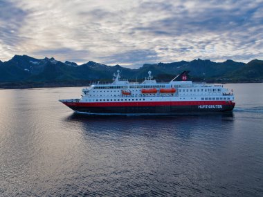 Lofoten Adaları Norveç - 19 Haziran 2024: Hurtigruten kıyı hizmetleri ve Norveç 'teki Lofoten Adaları' ndaki yolcu gemisi Richard with. Bir yaz gününün sonunda Svolvaer yakınlarında çekildi..