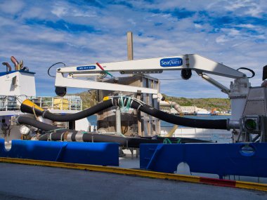 Bodo, Norveç - 18 Haziran 2024: Korsholmen 'de 2001 yılında yapılmış ve Norveç' te Bodo 'da demirlemiş bir balık taşıyan bir gemi olan 2t SeaQuest vinç ve balık işleme altyapısı.