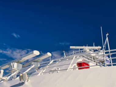 Bodo, Norveç - 18 Haziran: Norveç sularında faaliyet gösteren bir kıyı kruvazörü olan Havila Pollux 'ta beyaz üstyapı ve Norveç Elektrik Sistemleri ekipmanları. Mavi gökyüzü ile gün ışığında çekilen.