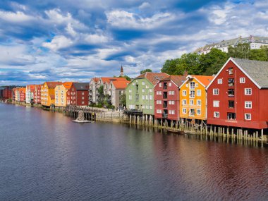 Trondheim, Norveç - 15 Haziran 2024: Trondheim, Norveç 'te renkli ahşap iskeleler (bryggene). Binalar, 