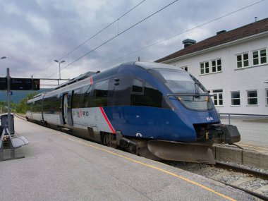 Dombas, Norveç - 15 Haziran 2024: Dombas İstasyonu 'nda 93 numaralı vagon, Norveç' te Andalsnes ve Dombas arasında Rauma Hattı 'nda hareket ediyor..