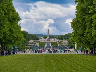 Oslo, Norveç - 13 Haziran 2024: Oslo, Norveç 'teki Vigeland Park girişinden bir görüntü. Heykel parkı, Gustav Vigeland 'ın 200' den fazla granit, bronz ve işlenmiş demirden oluşan yaşam çalışması..