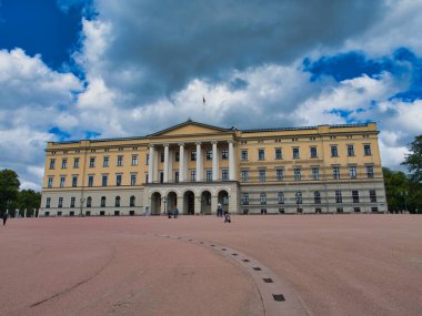 Oslo, Norveç - 12 Haziran 2024: Kraliyet Sarayı, Oslo, Norveç, Norveç 'in resmi konutu.