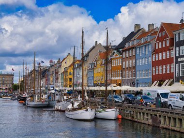 Kopenhag, Danimarka - 10 Haziran 2024: Danimarka, Kopenhag 'da Nyhavn' da yelkenli tekneleri ve renkli evler. Nyhavn 'daki binalar 17. yüzyıldan kalma..