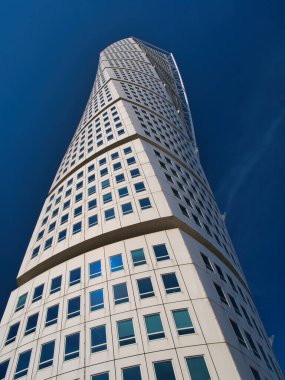 İsveç 'in Malm şehrinde inşa edilen beyaz Torso neo-fütürist yerleşimci gökdeleni. Açık mavi gökyüzü ile güneşli bir yaz gününde çekildi..