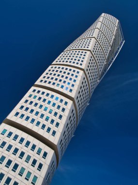 İsveç 'in Malm şehrinde inşa edilen beyaz Torso neo-fütürist yerleşimci gökdeleni. Açık mavi gökyüzü ile güneşli bir yaz gününde çekildi..