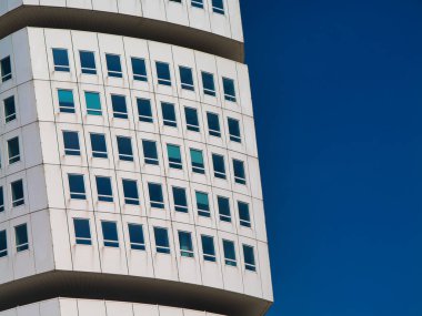 İsveç 'in Malm şehrinde inşa edilen beyaz Torso neo-fütürist yerleşimci gökdeleni. Açık mavi gökyüzü ile güneşli bir yaz gününde çekildi..