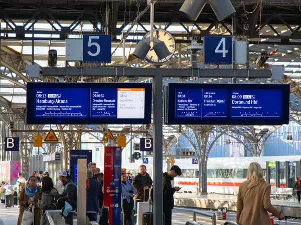 Köln, Almanya - 9 Haziran 2024: Köln - Koln İstasyonu - Hauptbahnhof.