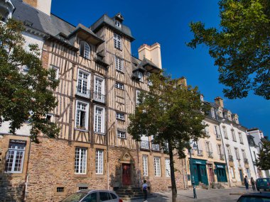 Rennes, Fransa - 20 Sep 2024: Rennes 'deki tarihi binalar, Kuzey Fransa' daki Britanya. Yazın güneşli bir günde mavi gökyüzü ile çekildi..