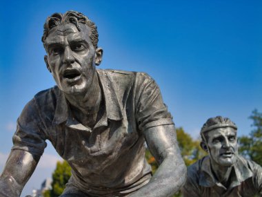 Carhaix, Fransa - Sep 19 2024: Breton Tour de France, Louison Bobet (ön planda) ve Jean Robic 'in heykelleri. Kuzey Fransa, Brittany 'deki Carhaix-Plouguer kasabasında çekildi..