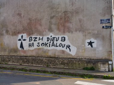 Huelkeçi, Fransa - 18 Şubat 2024: 1944 tarihli Rue du 5 Aout, Kuzey Fransa 'daki Huelgoat, Brittany' de bir duvarda, 