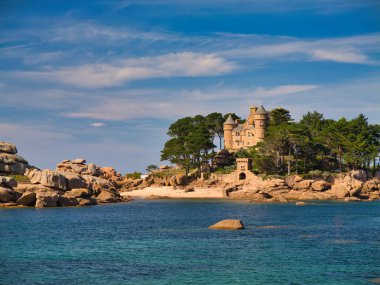 Ploumanac 'h, Fransa - 13. Sep 2024: Pembe Sahil Yolu' ndan, Fransa 'nın kuzeyindeki Ploumanac' h yakınlarında bulunan Chateau de Costaeres. Yazın güneşli bir günde mavi gökyüzü ve açık bulutlarla çekildi..