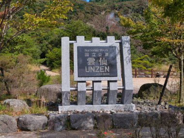 1934 yılında Japonya 'nın Kyushu kentindeki Unzen Ulusal Parkı' nda bir tabela kuruldu. Etrafı yemyeşil ve dağlık arazilerle çevrili..