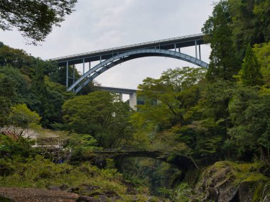 Japonya 'nın Kyushu kentindeki yemyeşil Takachiho Boğazı boyunca uzanan üç köprü doğal güzellik ve mimari harikaların bir karışımını sergiliyor..