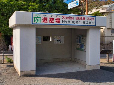 Volkanik patlama sığınağı. 8 tanesi Kagoshima, Kyushu, Japonya 'da. Sığınak, içinde bilgilendirme işaretleri ve haritalar olan somut bir yapı..